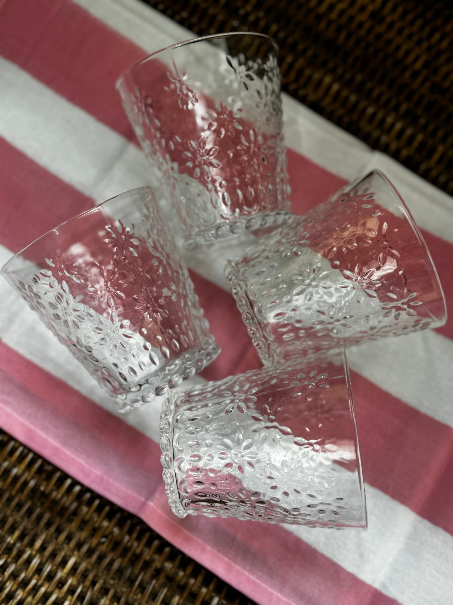 EMBOSSED DAISY FLOWER WATER GLASS (SET OF 4)